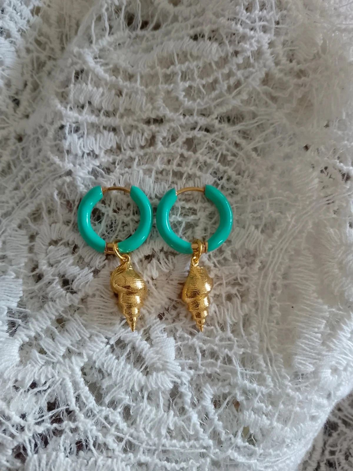 Créoles vertes avec coquillages dorés